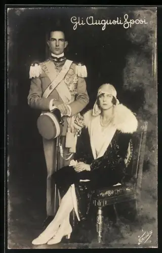 AK Umberto von Italien in Uniform mit Epauletten und Dame in Mantel mit Pelz und Hut