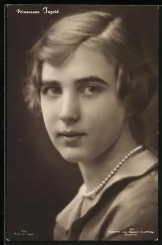 AK Prinzessin Ingrid von Schweden mit Perlenkette in schlichter Kleidung