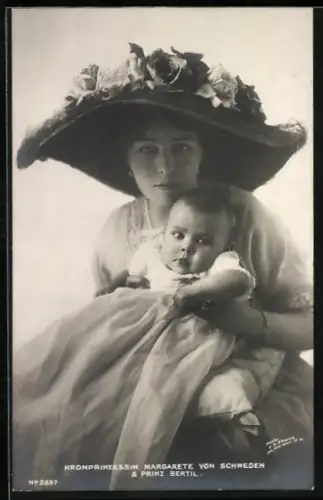 AK Kronprinzessin Margaret von Schweden mit Hut & Prinz Bertil im Arm