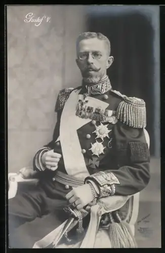 AK König Gustaf V. von Schweden in Uniform mit Orden