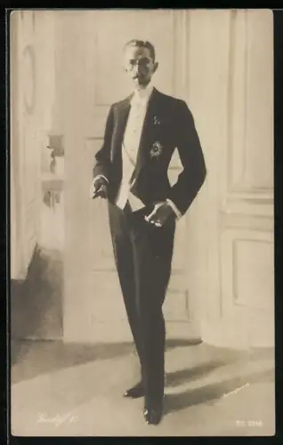 AK König Gustaf V. im eleganten Anzug