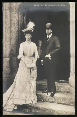 AK Prinz und Prinzessin von Wales auf einer Kirchentreppe