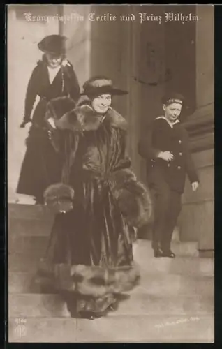 AK Kronprinzessin Cecilie, Abgang einer Treppe mit Prinz Wilhelm