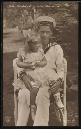 AK Prinzessin Alexandrine auf dem Schoss von Prinz Wilhelm im Garten