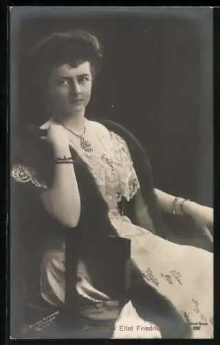 AK Prinzessin Eitel Friedrich von Preussen sitzend mit Pelz