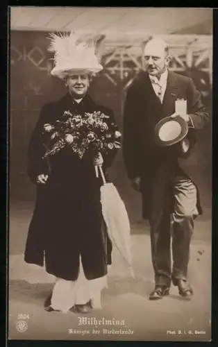 AK Wilhelmina, Königin der Niederlande in Begleitung