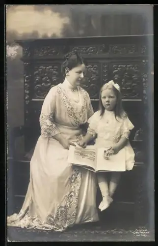 AK Königin Wilhelmina und Prinzessin Juliana von den Niederlanden gucken sich ein Buch an