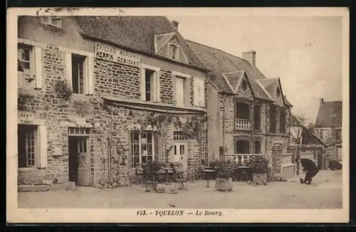 AK Yquelon, Le Bourg et ses maisons en pierre