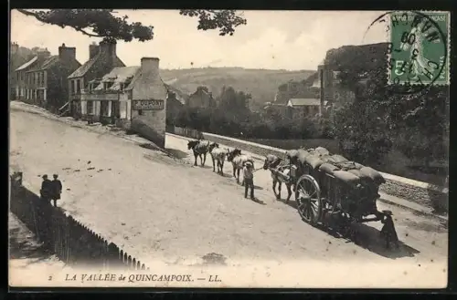 AK Quincampoix, Vue de la vallée avec charrette et chevaux sur la route principale
