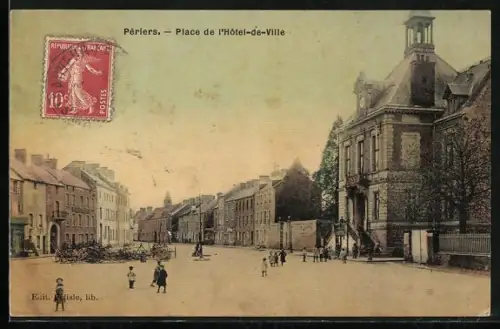 AK Périers, Place de l`Hôtel-de-Ville avec passants et bâtiments historiques