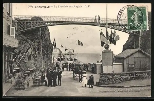 AK Granville, La Tranchée aux Anglais avec passants et pont en arrière-plan