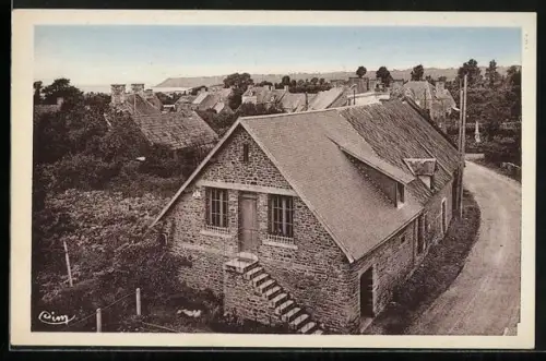 AK Dragey /Manche, Vue sur la mer et maisons en pierre au bord d`une route sinueuse