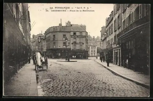 AK Cherbourg, Place de la Révolution avec bâtiments et lampadaires anciens