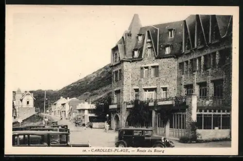 AK Carolles-Plage, Route du Bourg avec voitures et bâtiments en pierre