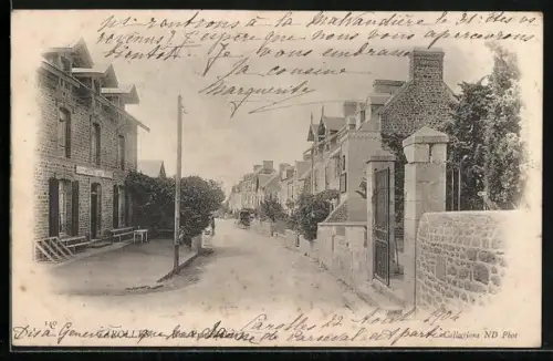 AK Carolles, Vue de la Grande Rue et des maisons en pierre