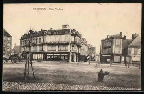 AK Carentan, Place Vauban avec bâtiments historiques et charrette