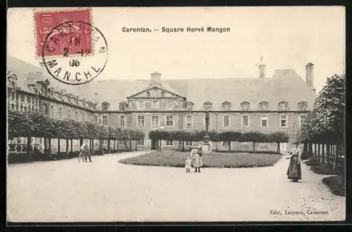 AK Carentan, Square Hervé Mangon avec promeneurs et bâtiments historiques