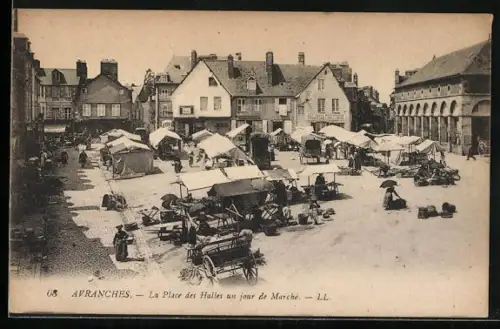 AK Avranches, La Place des Halles un jour de marché