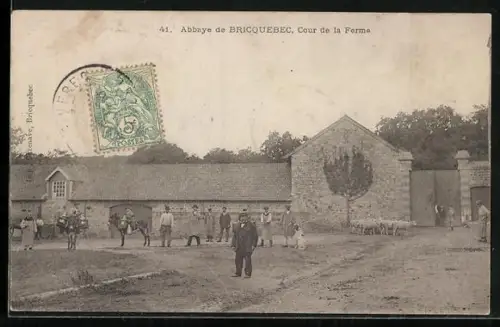 AK Bricquebec, Cour de la Ferme de l`Abbaye avec personnages et animaux