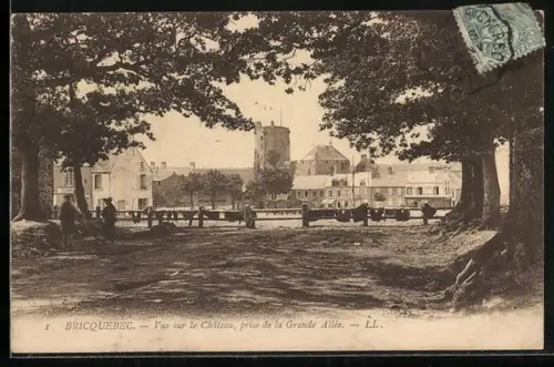 AK Bricquebec, Vue sur le Château, prise de la Grande Allée