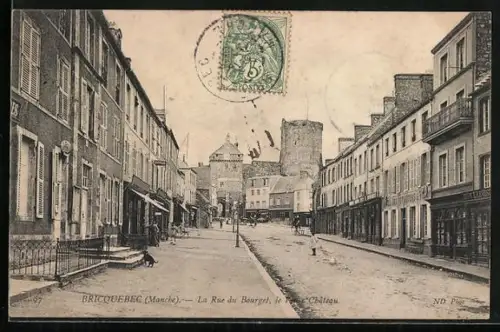AK Bricquebec /Manche, La Rue du Bourgt et le Château
