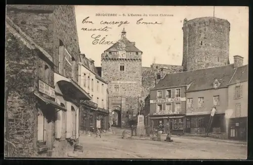 AK Bricquebec, L`Entrée du vieux Château et la rue animée