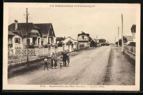 AK Hauteville-sur-Mer, Avenue d`Iena avec des maisons et des passants