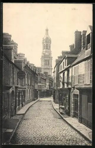AK Avranches, Rue avec vue sur la tour de l`église