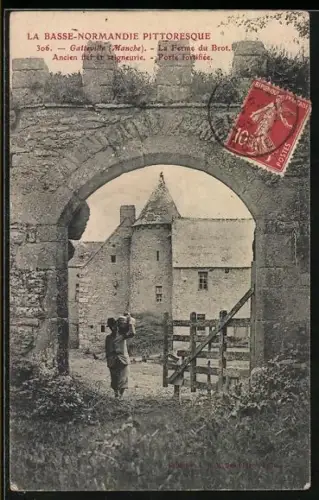 AK Gatteville /Manche, La Ferme du Brot, ancien fief de l`Ingénierie, Porte fortifiée