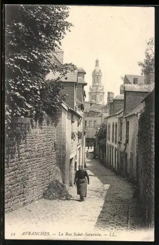AK Avranches, La Rue Saint-Saturnin avec vue sur le clocher