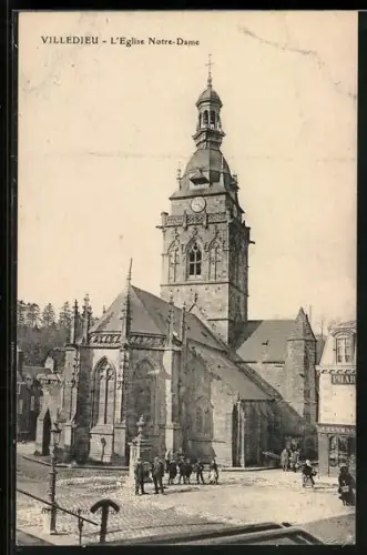 AK Villedieu, L`Église Notre-Dame et la place animée