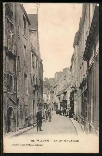 AK Valognes, La Rue de l`Officialité