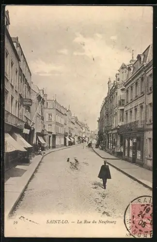 AK Saint-Lô, La Rue du Neufbourg animée avec des passants et des boutiques