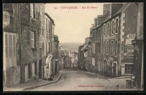 AK Coutances, Rue St-Pierre vue vers le bas de la rue avec bâtiments anciens et enseignes commerciales