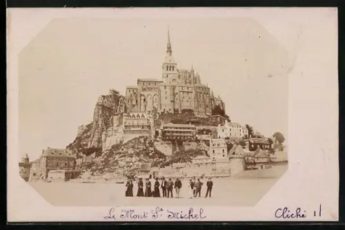 AK Le Mont St-Michel, Vue de l`abbaye et des visiteurs en tenue d`époque