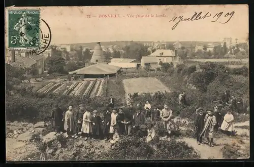 AK Donville, Vue prise de la Lande avec des habitants et des jardins