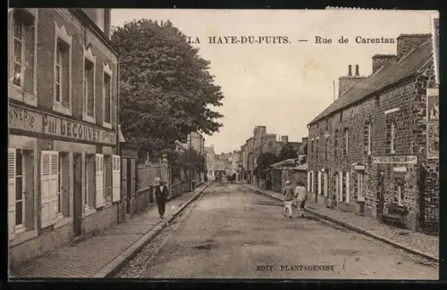 AK La Haye-du-Puits, Rue de Carentan avec boutiques et passants