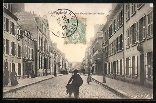 AK Cherbourg, Rue Francois-la-Vieille animée avec passants et bâtiments historiques