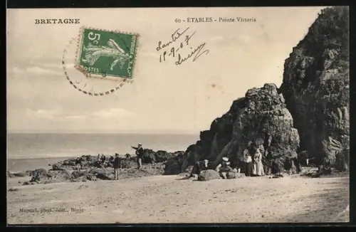 AK Étables, Pointe Victoria et plage avec promeneurs en Bretagne