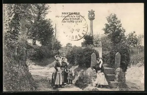 AK Étables près Saint-Quay, Calvaire de la Rue Neuve avec villageois en costume traditionnel