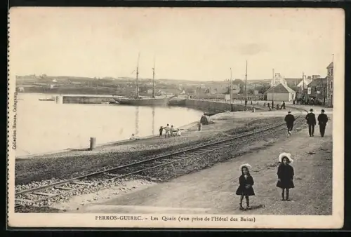 AK Perros-Guirec, Les Quais, vue prise de l`Hôtel des Bains