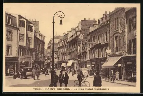 AK Saint-Brieuc, La Rue Saint-Guillaume animée avec piétons et cyclistes