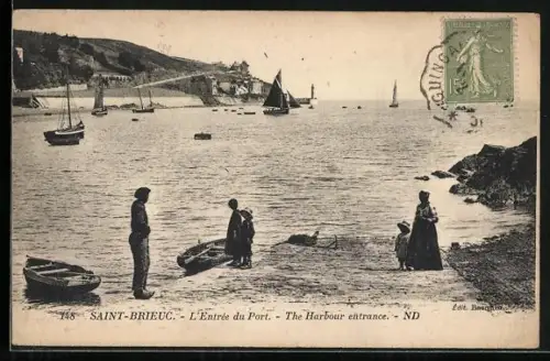 AK Saint-Brieuc, L`Entrée du Port avec voiliers et personnages sur le rivage