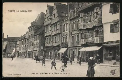 AK Lannion, La Place du Centre animée avec des passants et des bâtiments historiques