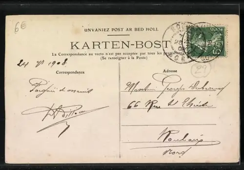 AK Lannion, La Place du Centre animée avec des passants et des bâtiments historiques