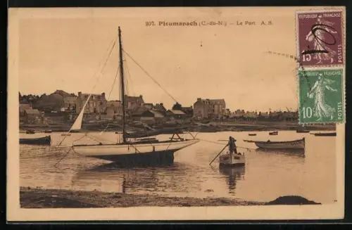 AK Ploumanach /C.-du-N., Le Port avec voiliers et barques sur l`eau calme