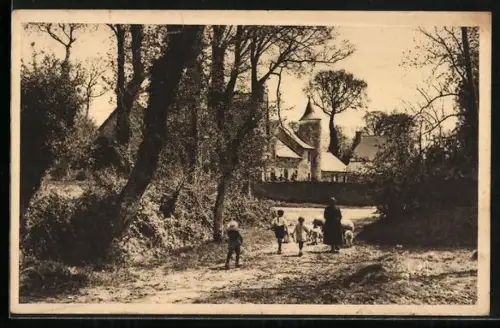 AK Perros-Guirec /C.-du-N., Ferme Bretonne des environs avec famille en promenade