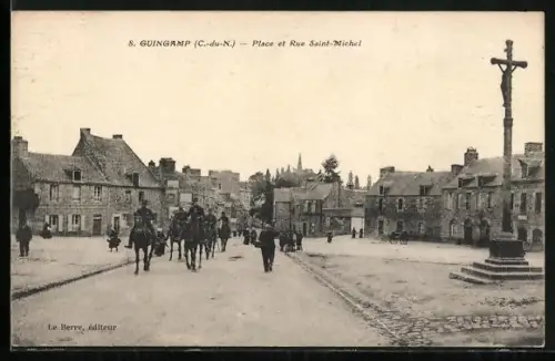 AK Guingamp /C.-du-N., Place et Rue Saint-Michel avec croix et cavaliers