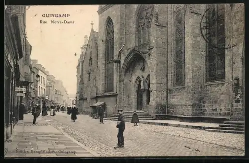 AK Guingamp, Rue Notre-Dame et l`église en arrière-plan