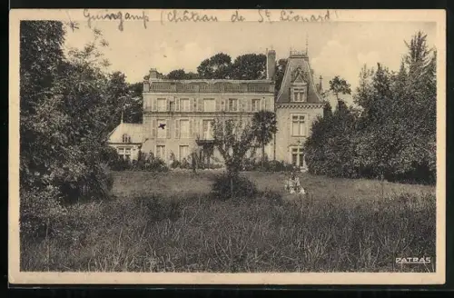 AK Guingamp /C.-du-N., Château de Saint-Léonard dans un cadre verdoyant